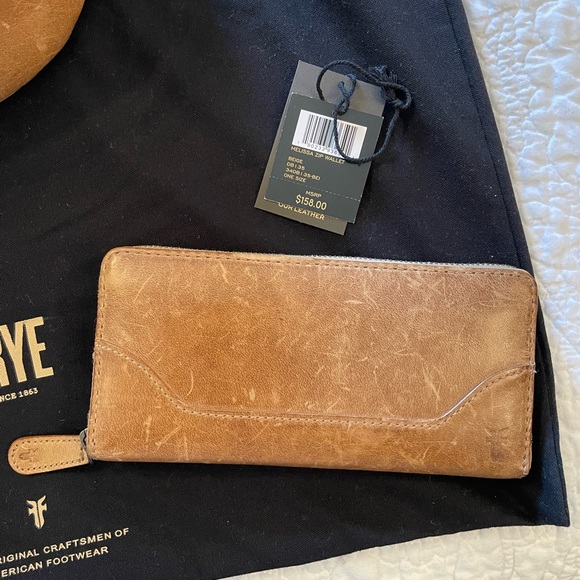 Frye Melissa Hobo and Zip Wallet in Beige in EUC - Picture 2 of 16